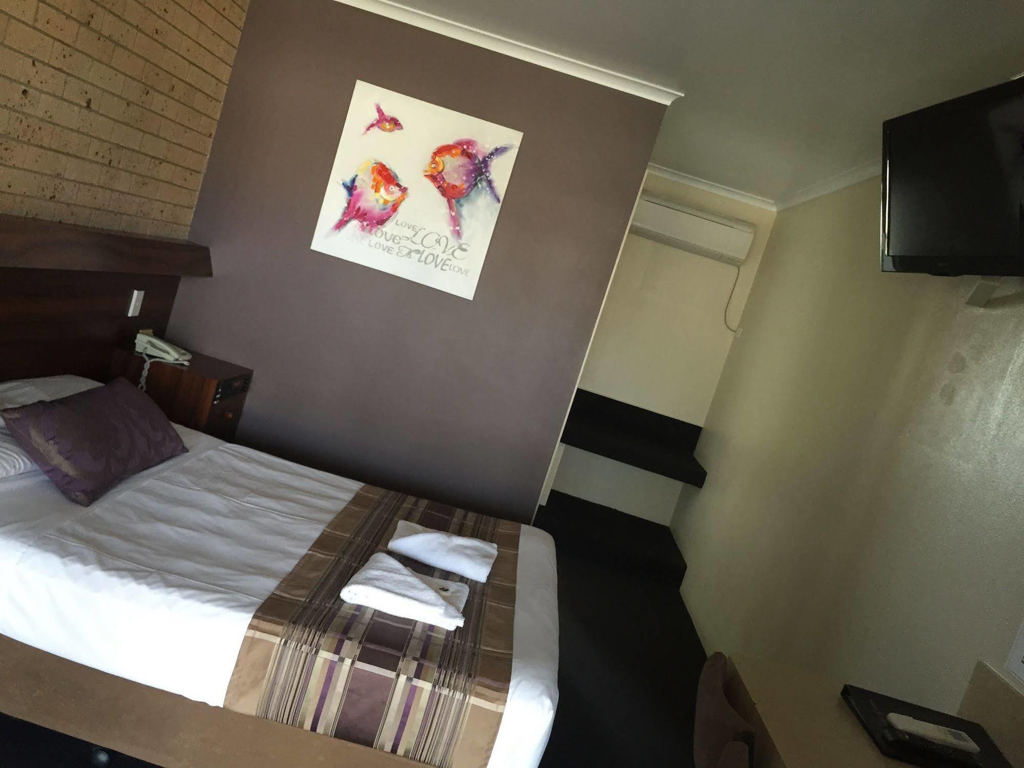 Sarina Motor Inn エクステリア 写真